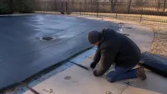 Bâche d'hivernage piscine : pose, fixation et rangement hors saison